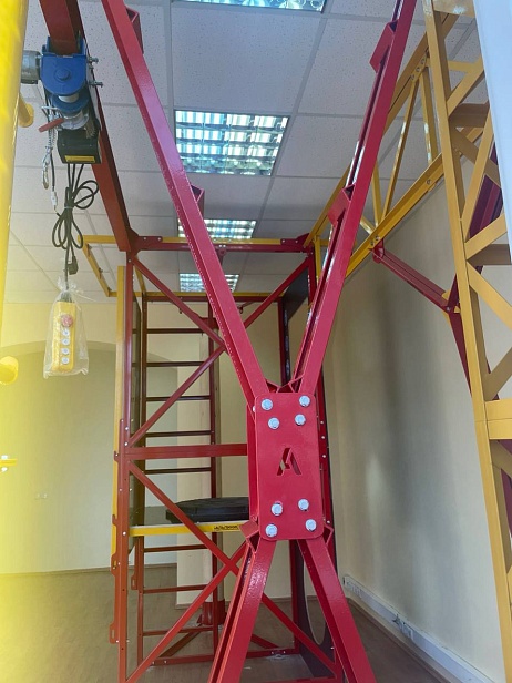 г. Москва.  В АНО ДПО УЦ «Мосстройкадры» установили учебно-тренировочный полигон АЛЬПИНИСТ для отработки навыков безопасных методов и приемов выполнения работ на высоте г. Москва.  В АНО ДПО УЦ «Мосстройкадры» установили учебно-тренировочный полигон АЛЬПИНИСТ для отработки навыков безопасных методов и приемов выполнения работ на высоте